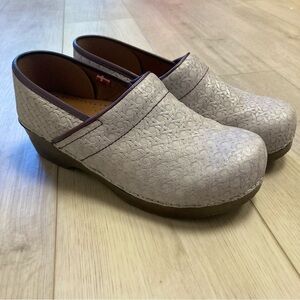 Sanita White Geometric Caned Leather Slip On Clogs Womens 9.5 Nursing Work Comfy